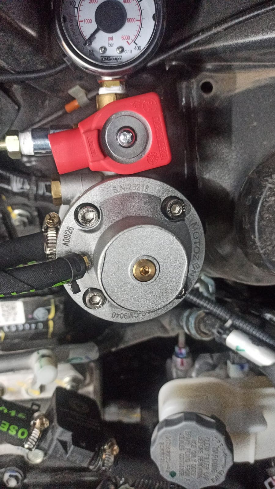Pressure regulator with its solenoid valve, high-pressure line and pressure gauge