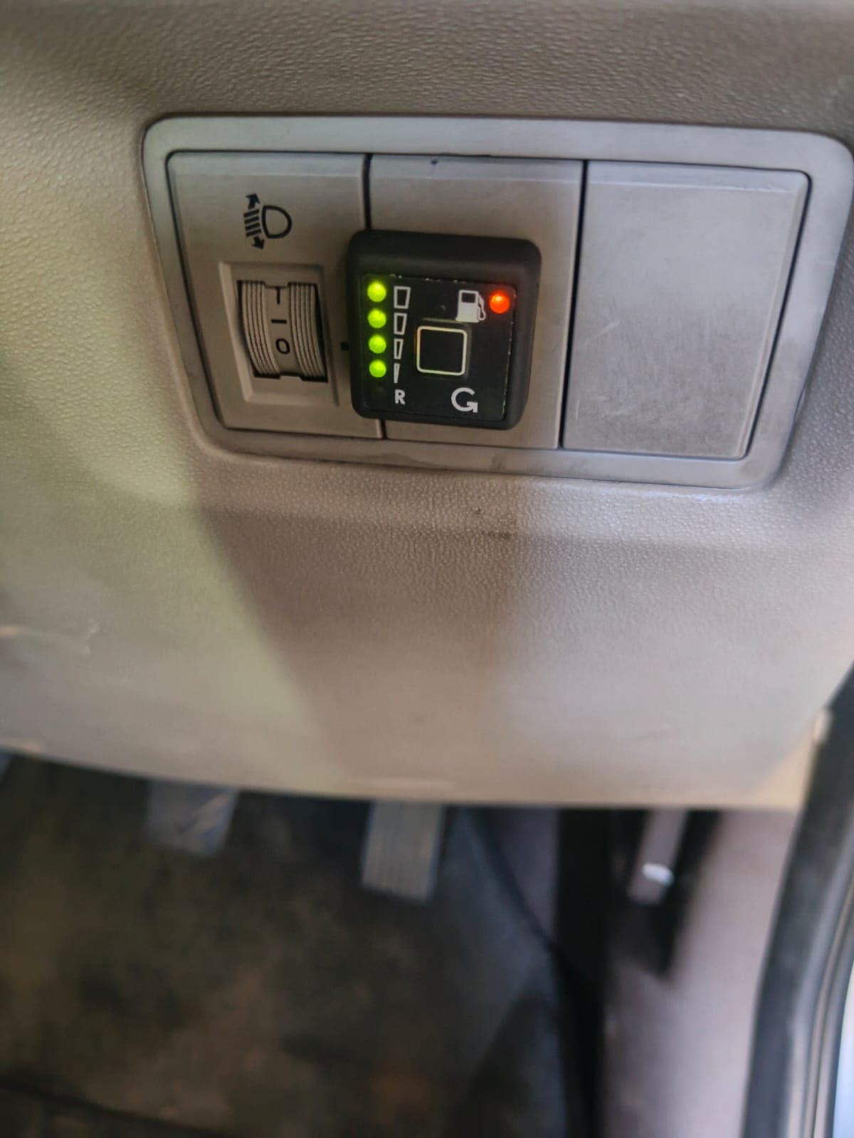Changeover switch with fuel-level LEDs fitted on a dashboard panel