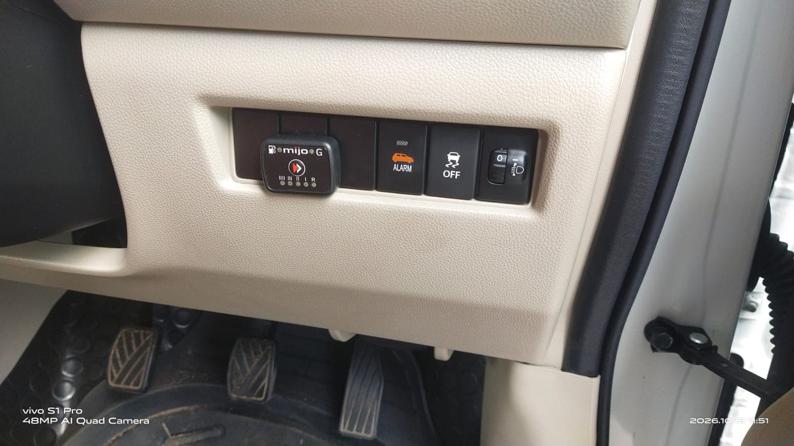 Changeover switch with fuel-level indicator fitted on a dashboard fascia